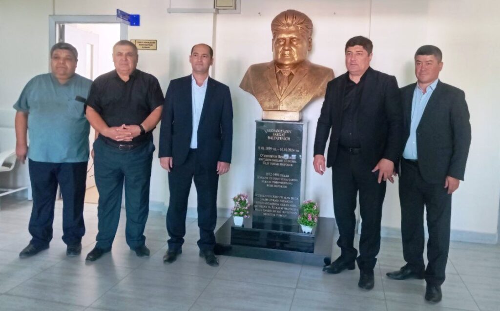 Shifokor xotirasiga byust o‘rnatildi